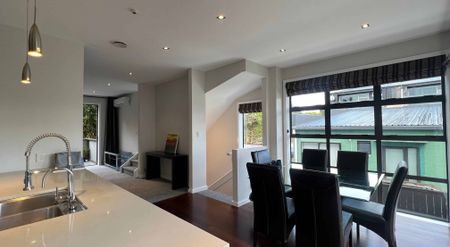 Stylish & Secure - Fully Furnished 4 Bedroom Home in Prime Epsom Location - Photo 2