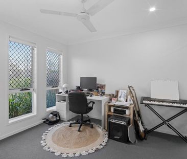 STUNNING MODERN HOME IN BEAUTIFUL PIMPAMA LOCATION - Photo 6