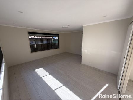 Spacious 3-Bedroom Family Home with Pool in Prime Glenfield Location - Photo 2