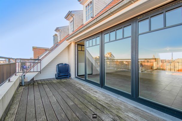 ONGEMEUBELD: Duplex-appartement met 3 slaapkamers met open zicht in het centrum van Knokke. - Photo 1