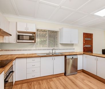 Single level 3 bedroom home with fully secured yard - Photo 4