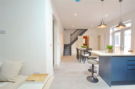 5 bedroom end of terrace house to rent - Photo 2