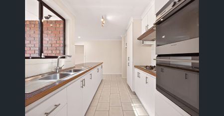 Family home on large 724m2 block with garage rear access and large outdoor entertaining area! - Photo 4