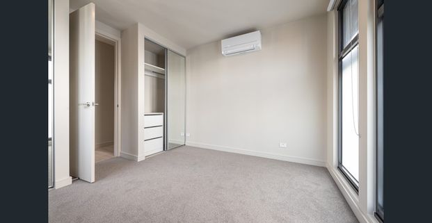 Stunning 4 Bedroom Townhouse in Port Melbourne - Photo 1