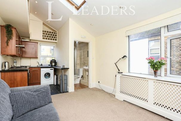 Studio to rent - Photo 1