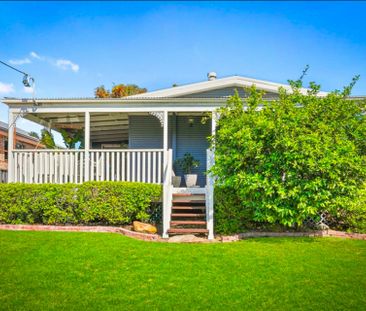 Beautiful 3 Bedroom Cottage Style Home with Swimming Pool - Availab... - Photo 3