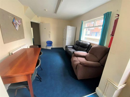 1 bedroom in a house share to rent - Photo 1