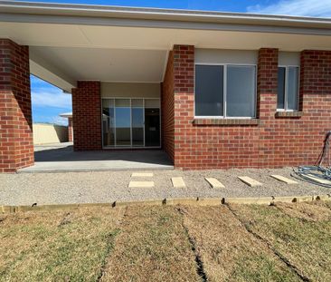 Modern & New 5 Bedroom Home - Photo 1