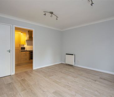 Byron Court, E11 - Photo 3