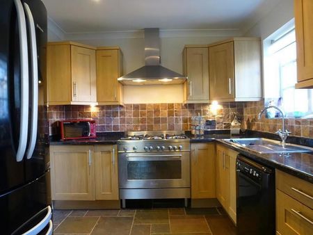 6 bedroom semi-detached house to rent - Photo 5