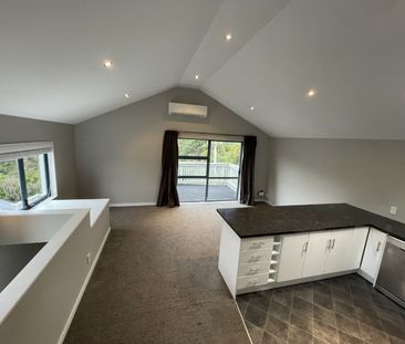 Sunny 3-Bedroom Townhouse in Sought-After Wadestown - Photo 3