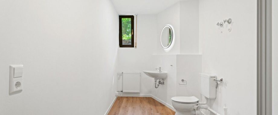 EINPERSONENHAUSHALT GESUCHT - Frisch renovierte 2 ZKB mit Einbauküche und kleiner Terrasse - Photo 1