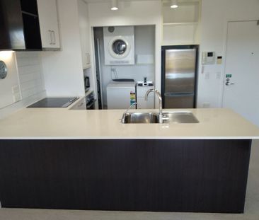 Charming Two-Bedroom Apartment in Prime Takapuna Location - Photo 1