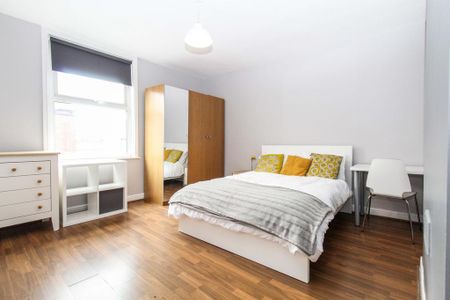 4 bedroom end of terrace house to rent - Photo 2