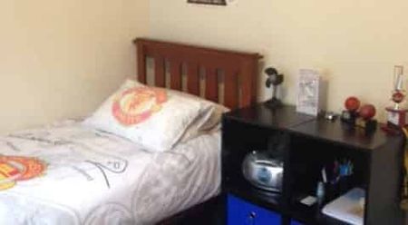 Sunny Karori 3-bedroom house with a garage - Photo 4