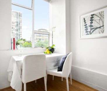 Light filled studio apartment with lift and rooftop terrace - Photo 1