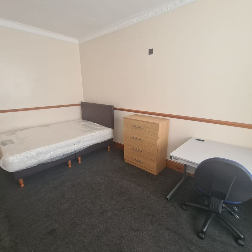 6 Bed - 27 Regent Terrace, Hyde Park, Leeds - LS6 1NP - Student - Photo 1