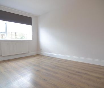 3 bedroom flat in Surbiton - Photo 1