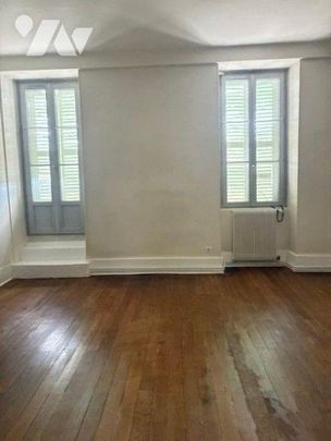 A LOUER Un Appartement meublé de type F3 de 67 m² situé au 1er étage sans ascenseur rue Mathé à... - Photo 1