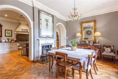 SHORT TERM - A charming four bedroom period family home offered on a short term basis fully furnished and all bills included - Photo 3