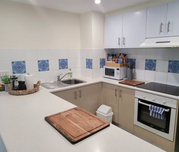 Surfers Paradise Large 1 Bedroom + study furnished unit - Photo 3
