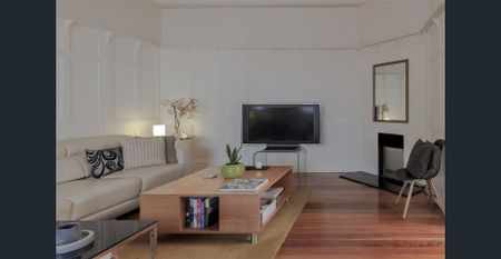 Executive Duplex. Fully Furnished & Accessorised. Includes all Utilities, Fast WIFI, Smart TV, Netflix & Foxtel. Just bring your suitcase! - Photo 2