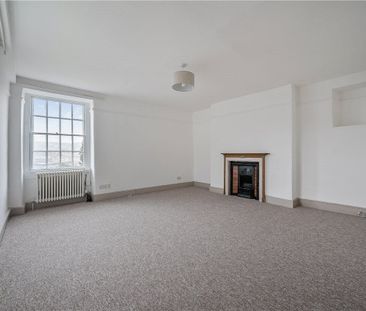 An extremely handsome, newly renovated, 4 bedroom period attached h... - Photo 5