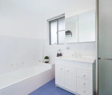 “Centrally Located Top Floor Apartment” - Photo 4