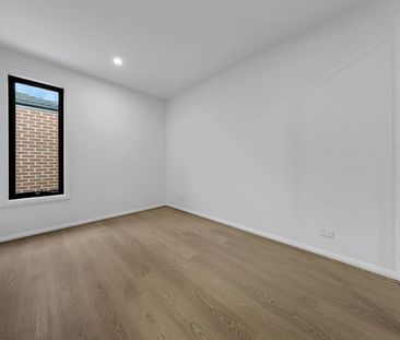 Looking for space, luxury, and flexibility? 87 Molesworth Crescent ... - Photo 3