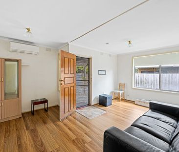 Walk to Train station, bus stops, schools and shops! - Photo 2