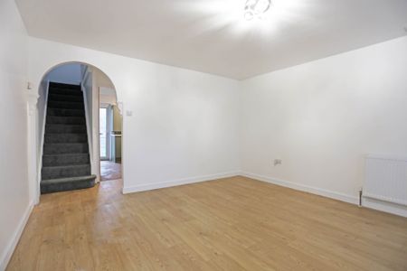 Price £2,500 pcm - Available Now - Part Furnished - Photo 2