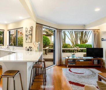 Sunny spacious family home with great sea view - Photo 4