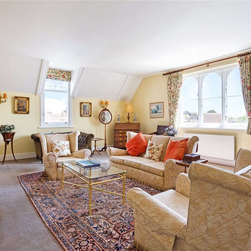 Superb lateral apartment offering far reaching views from the heart of Petworth town - Photo 1
