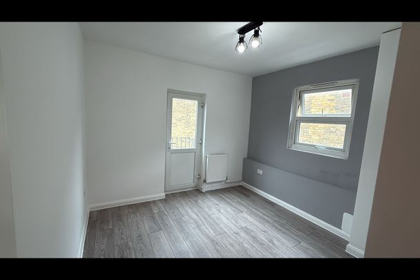 3 Bed Flat, Aslett Street, SW18 - Photo 1