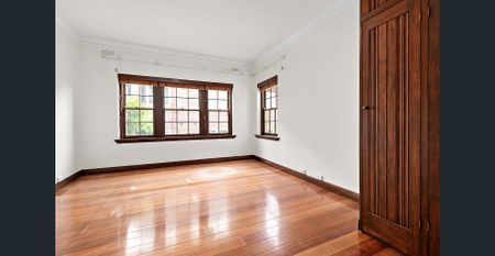 North Facing Ground Floor 1930's Apartment - Gas & Hot Water included in the rental price! - Photo 4