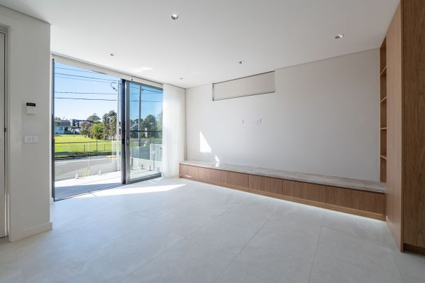 Flawless Architectural Glamour in a Visionary Waterfront Setting - Photo 1