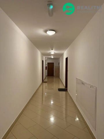 Pronájem světlého bytu 1+kk s balkonem – Praha 9, Letňany - Photo 3