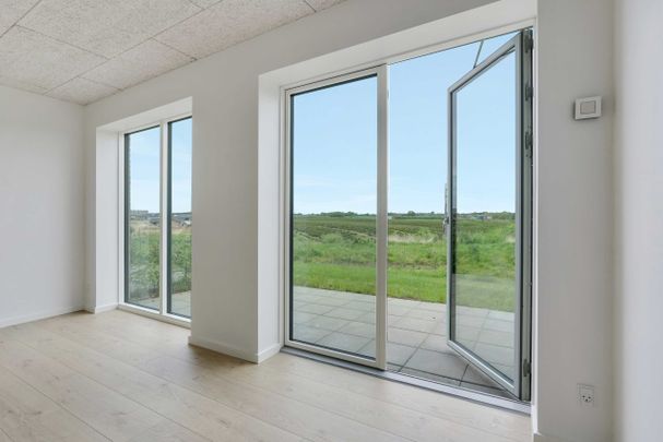 Stilrent rækkehus med god beliggenhed i Gødvad - Photo 1