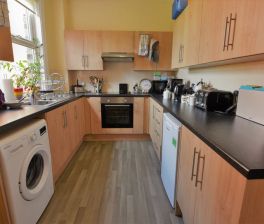 2 bedroom House in Hindle Place, Leeds - Photo 4