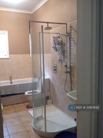 1 bedroom in a house share to rent - Photo 3