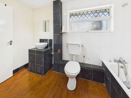 Three bed mid-terraced house to rent in St. Leonards Road, Launceston, PL15 - Photo 4