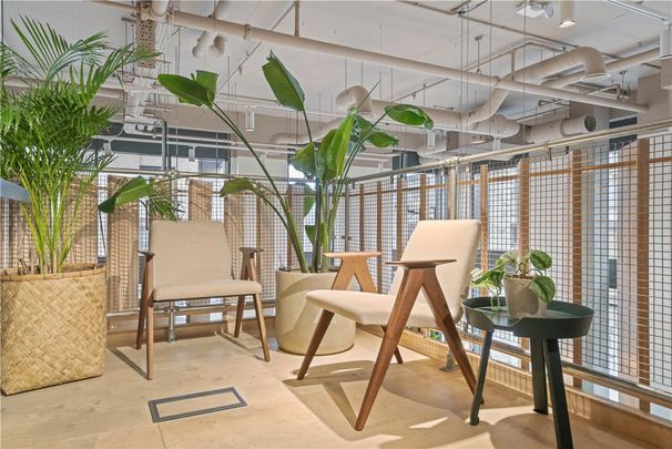 A chic one-bedroom apartment situated in Wallbrook Gardens, a stunning development featuring outstanding on-site amenities, communal gardens, and just a 6-minute walk from Canning Town Station. - Photo 1