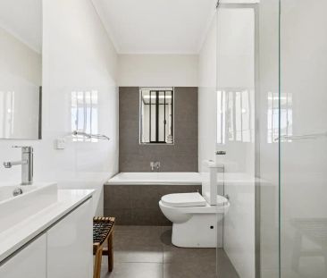 “Stylish home in prime location !” - Photo 2