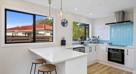 Spacious and modern 3 bedroom family home in Totora Park - Photo 3