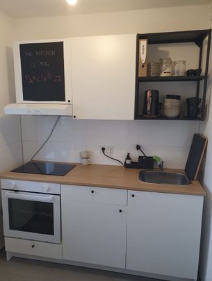 Rodenkirchen-Zentrum: Ruhige, modernisierte Zweizimmerwohnung mit großem Balkon und TG.-Stellplatz ! - Photo 1