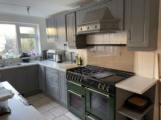 🚉 Big Room, Bigger Perks – 5 Minutes to the Train Station! 🏡✨ - Photo 1