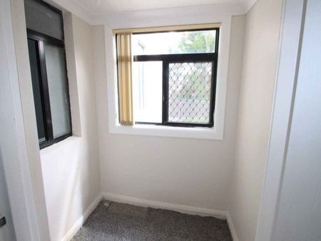 Oversized one bedroom apartment! - Photo 2