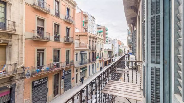 Room in a shared 9-bedroom apartment for rent in Vila de Gràcia, bills included - Foto 1