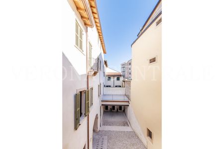 Prestigioso Appartamento in Palazzo Storico Ristrutturato in Palazzo Ravignani Benini- Veronetta - Photo 2