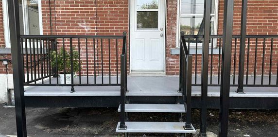 4 1/2 a louer 1500 $ / mois, tres grand, deux chambres a caucher, grande cuisine, sale de bain avec entree secheuse laveuse, et rangement au sous-sol - Photo 2